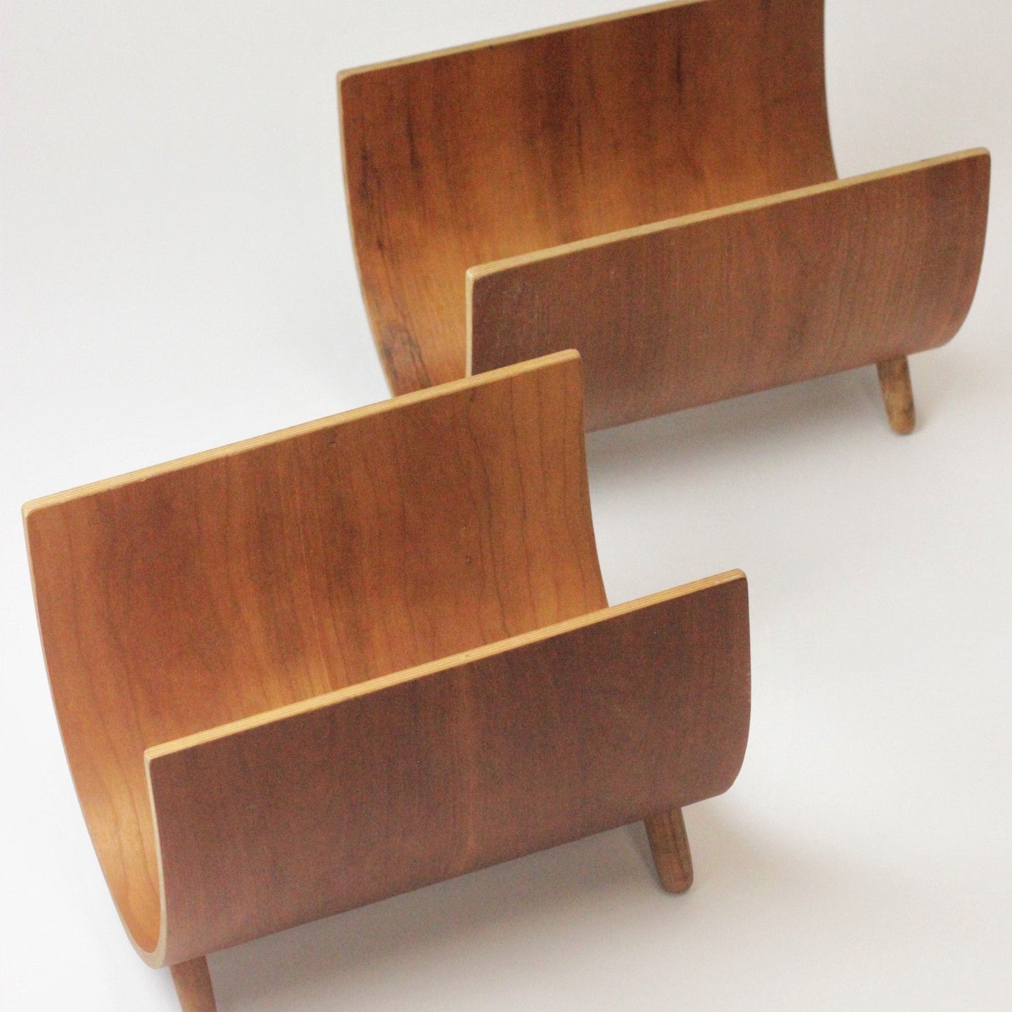 MID-CENTURY WOODEN MAGAZINE / BOOK HOLDER