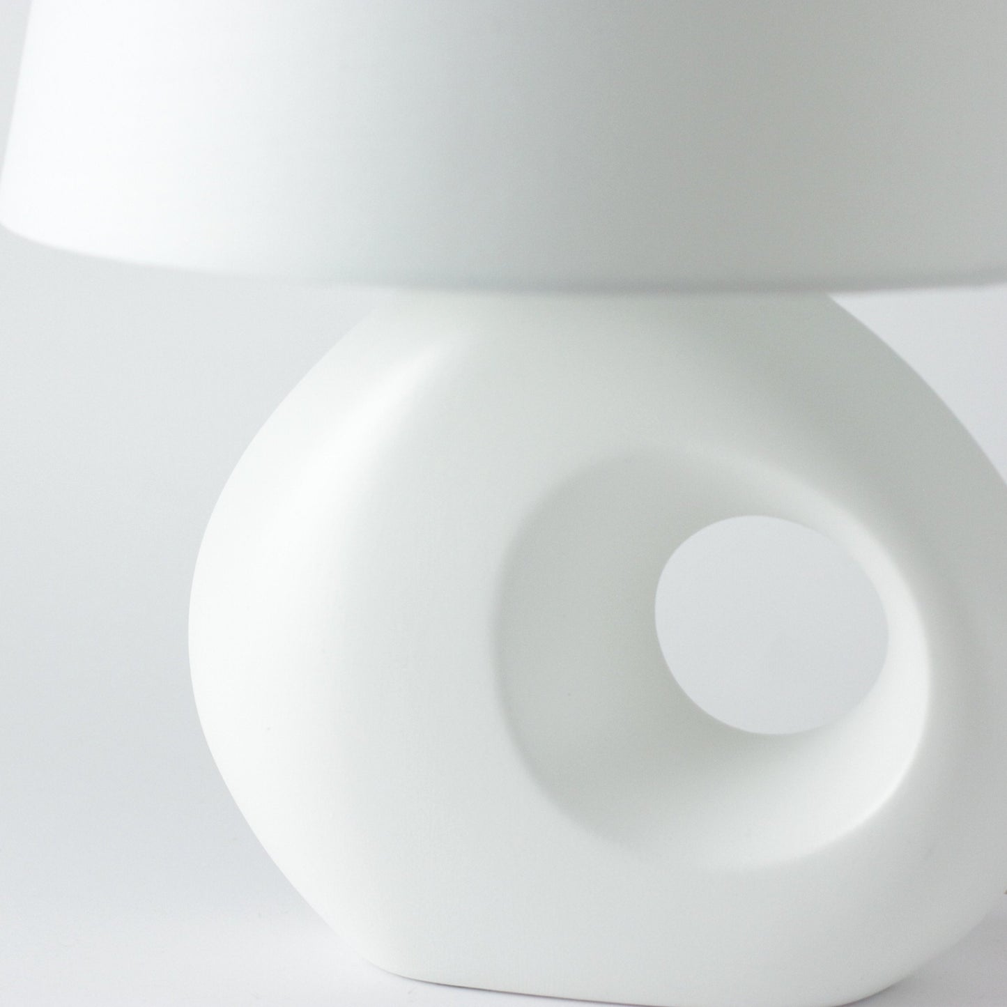 ABSTRACT CERAMIC WHITE TABLE LAMP